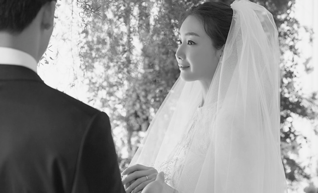 배우 최지우의 웨딩 사진/사진=최지우 공식 팬 카페 제공