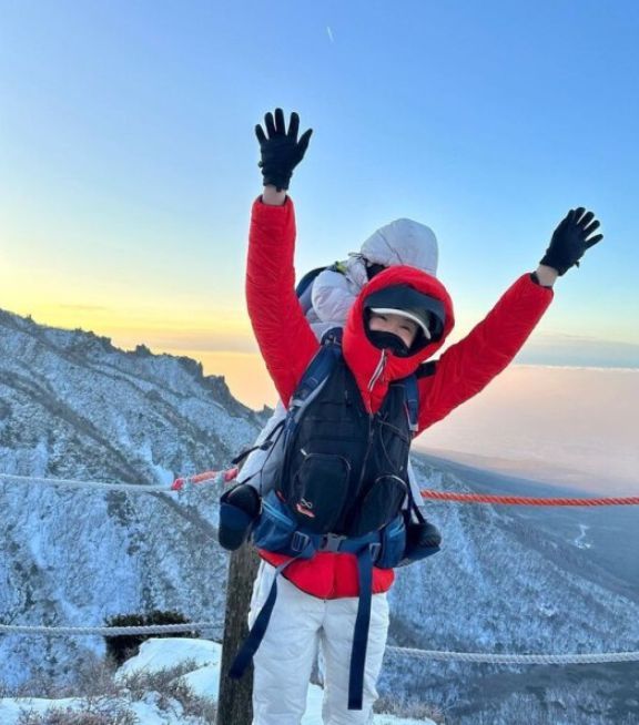 배우 이시영이 지난 1일 자신의 인스타그램 계정에 20kg 아들을 업고 한라산을 등반하는 사진을 올렸다. 그는 ″생각보다 너무 무거워서 죽을 뻔했지만 뜻깊고 행복했다″고 적었다./이시영 인스타그램 캡처