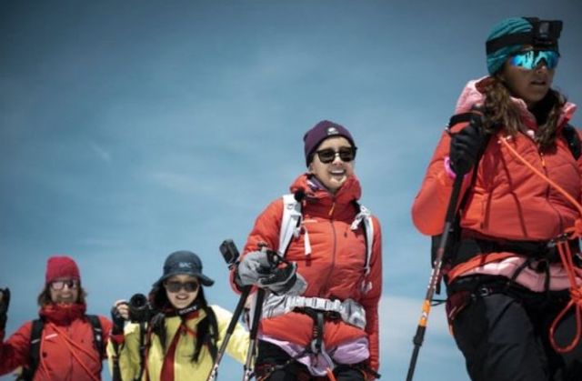 배우 이시영(왼쪽에서 세 번째)을 포함한 스위스관광청 초대로 이뤄진 여성 산악인 80여 명이 해발고도 4164m 브라이트호른 정상에 올랐다./ 스위스 관광청