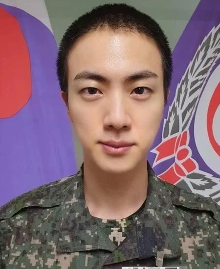 육군 제5보병사단에서 배치돼 5주간의 훈련을 마친 방탄소년단 진의 군인 모습/진 공식 팬카페 