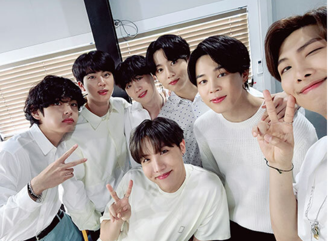 아이돌 그룹 방탄소년단 멤버 완전체 사진/방탄소년단 공식 팬카페