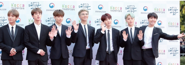 왼쪽부터 뷔·진·정국·RM·슈가·지민·제이홉 순서로 2018 대한민국 대중문화예술상에서 포즈를 취하고 모습/연합뉴스 