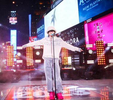 제이홉이 뉴욕 타임스퀘어에서 무대 위를 뜨겁게 달궜다. / 스포츠경향