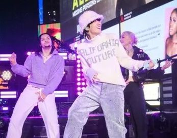 방탄소년단의 제이홉이 뉴욕 타임스스퀘어에서 솔로로 나서 퍼포먼스를 보이고 있다. / 스포츠조선