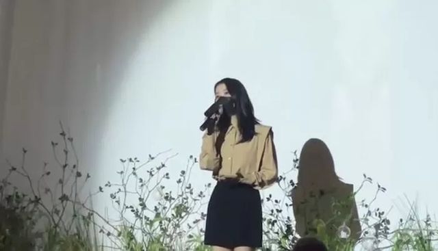 이종석 여동생 결혼식서 축가 부르는 아이유/유튜브 '달고나CAM' 영상 캡처