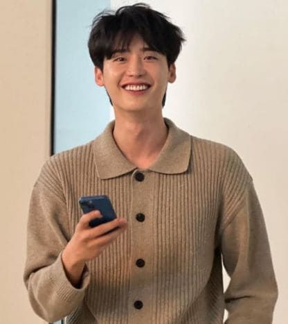 본인의 핸드폰 아이폰을 들고 사진 찍은 모습 / 사진 = 한국 경제