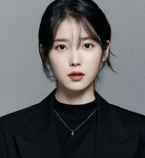 한소희, 블랙핑크, 현아가 생각나는 아이유의 퇴폐미 넘치는 화보 사진 / 사진= 나무위키 대문 사진