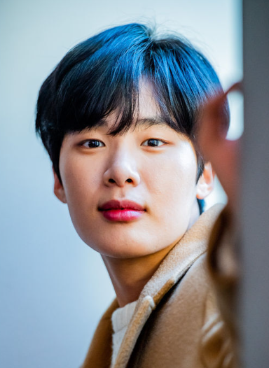 배우 '김동희'가 카메라를 향해 쳐다보는 모습/사진=김동희 공식 팬카페 제공