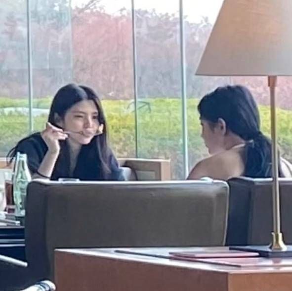 한소희 고윤정과 식사 중인 모습 /인터넷 커뮤니티