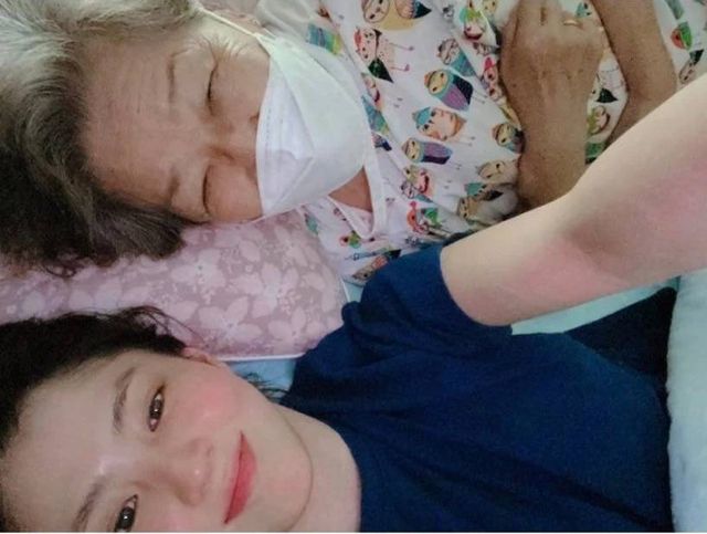 한소희 나란히 할머니와 사진 찍는 모습 /한소희 SNS