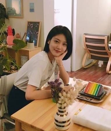카페에서의 신예은 / 온라인 커뮤니티&nbsp;