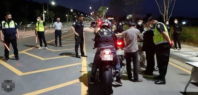 불법주행혐의로 적발되는 오토바이 라이더 / 위 사진은 기사내용과 관련 없음