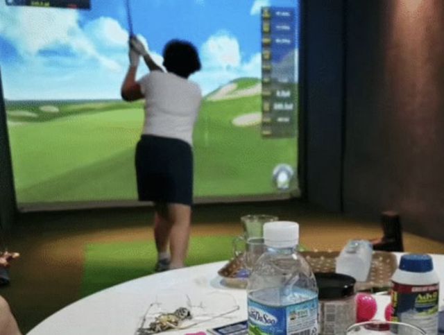 전우원 씨가 공개한 사진, 이순자 씨로 추정되는 인물이 스크린 골프를 치고 있다./전우원 씨 인스타그램