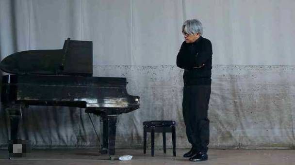 사카모토 류이치가 피아노를 바라보고 있다 / NY컬쳐 비트&nbsp;