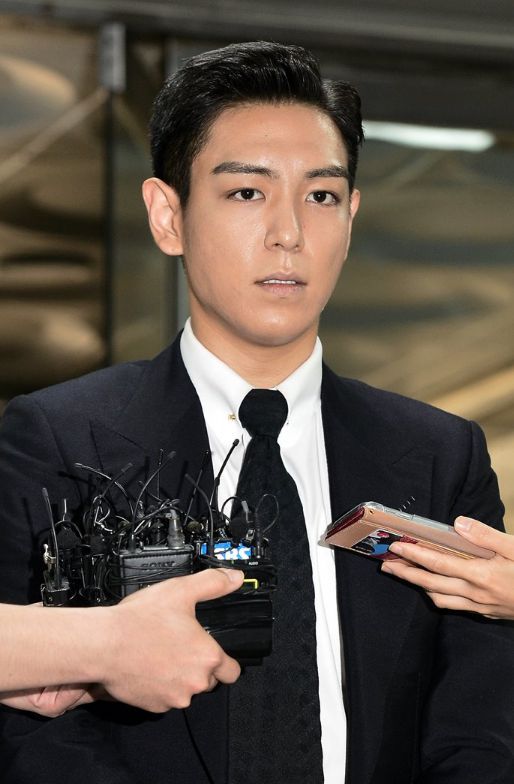 대마를 피운 혐의로 조사를 받고 나온 보이그룹 빅뱅 출신 가수 탑의 모습/뉴스1