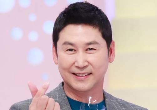 신동엽이 손하트를 만들고 있다 / 온라인 커뮤니티&nbsp;