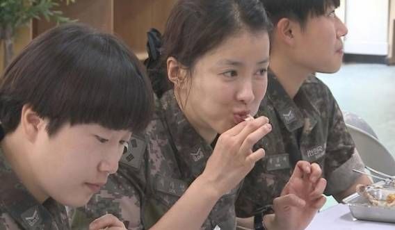 배우 이시영이 닭을 먹는 모습 / MBC '진짜 사나이'