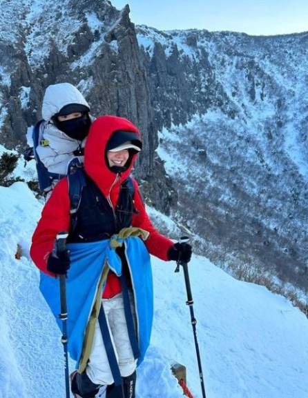 배우 이시영의 아들과 함께 등반하는 모습 / 이시영 인스타그램
