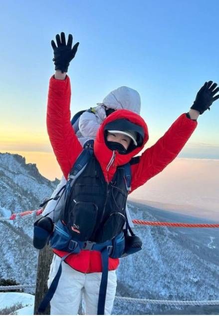 배우 이시영의 아들과 함께 등반하는 모습 / 이시영 인스타그램