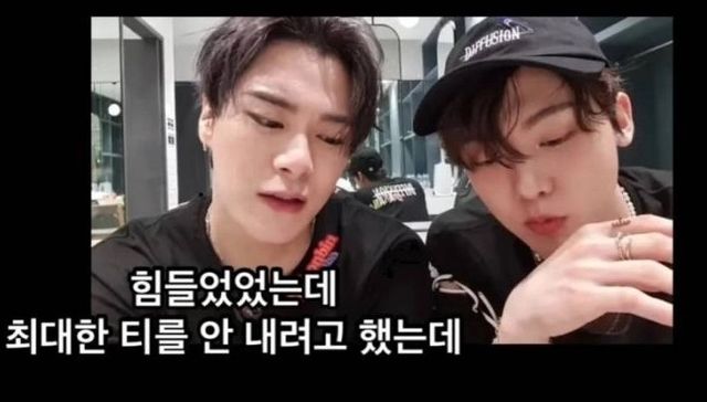 팬콘 후 라이브 방송을 진행한 문빈&nbsp; / 인스티즈