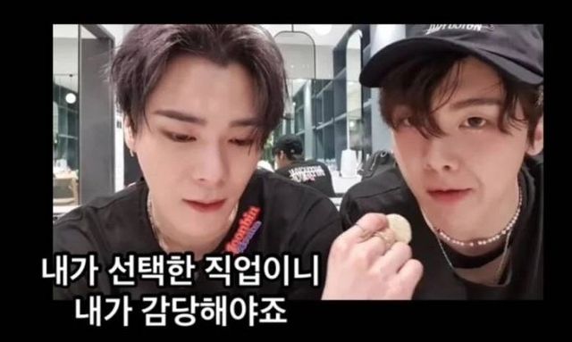 팬콘 후 라이브 방송을 진행한 문빈&nbsp; / 인스티즈