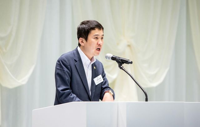 안산시의회 송바우나 의장이 5월 10일 안산상공회의소에서 열린 ‘제33회 안산상공대상 시상식’에 참석했다. 사이날 축사를 하고 있는 송바우나 의장의 모습.