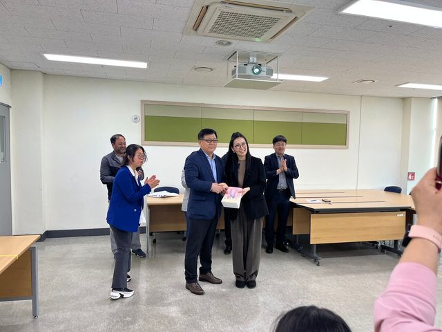 안산시노사민정협의회 박상목 사무국장이 5월2일 안산시평생학습관 503호에서 다문화 아이들을 지도하고 있는 교사에게 선물을 증정하는 모습.