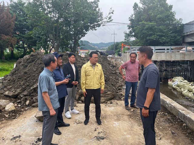 김석훈 당협위원장은 지난 6월 28일 반월동 관계 공무원들과 함께 안산시 관내 호우 피해 취약지역인 반월동을 방문해 집중호우로 인한 피해를 최소화하기 위한 사전 점검을 실시했다.