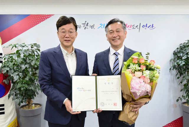 이민근 안산시장(좌측)과 허 숭 안산도시공사 사장이 임명장을 들고 기념촬영을 하는 모습.