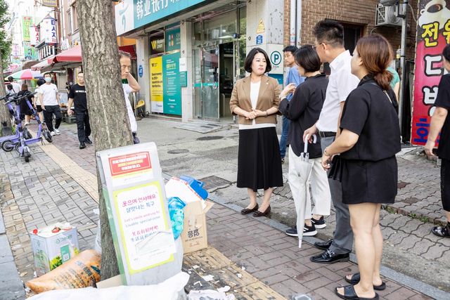 안산시의회 황은화 의원은 원곡동 다문화특구 쓰레기 무단투기 문제를 개선하기 위해 현장점검을 실시했다.