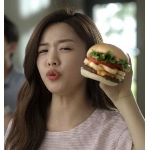 롯데리아 와규버거 광고 속 고윤정