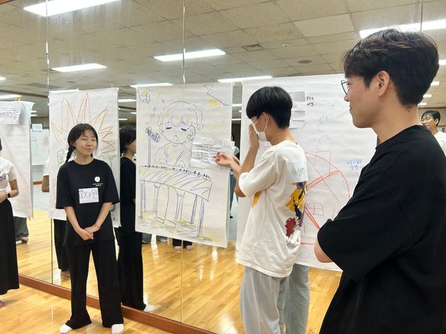 워크숍 현장에서의 청소년들 모습.
