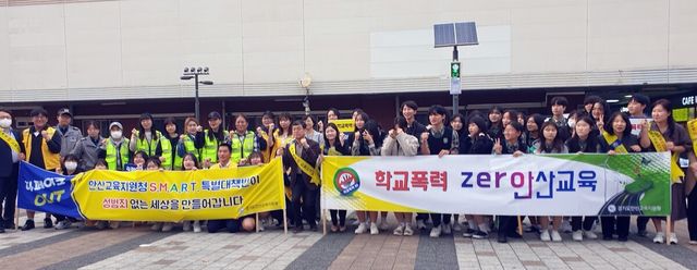 경기도의회 교육기획위원회 장윤정 의원(더불어민주당, 안산3)은 지난 10월 28일 상록수역 광장에서 열린 ‘2024 학교폭력 예방 및 딥페이크 대응 캠페인’에 참여해 디지털 성범죄와 학교폭력의 심각성을 알리고, 안전한 교육환경 조성의 중요성을 강조했다.