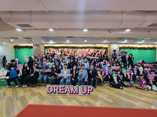 (재)안산시청소년재단(이사장 이민근) 안산시청소년진로체험지원센터(센터장 황혜정)는 지난 10월 26일 안산 고잔동 스페이스 오즈에서 ‘2024 청소년 진로멘토링 드림업’ 성과 발표회를 개최했다.