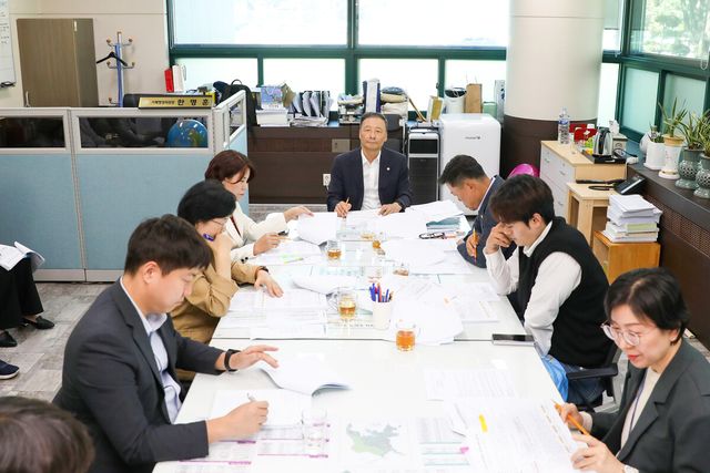 안산시의회 3개 상임위원회가 지난 2일 안산시 집행부와 간담회를 개최했다. 사진은 이날 기획행정위원회가 집행부와 간담회를 열고 있는 모습.