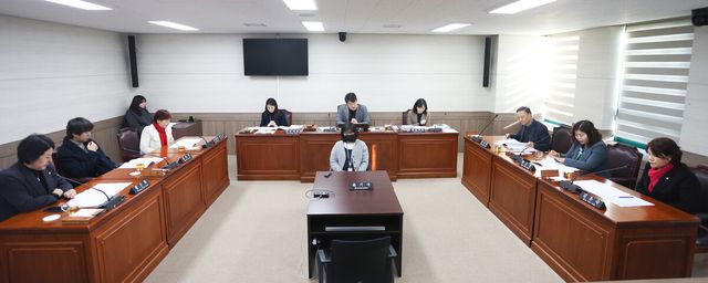 안산시의회 의회운영위원회가 9일 제4 상임위원실에서 상임위원회 회의를 열고 ‘안산인재육성재단 대표이사 임명후보자 인사청문 실시계획서’를 채택했다. 사진은 이날 회의 중 한 장면.