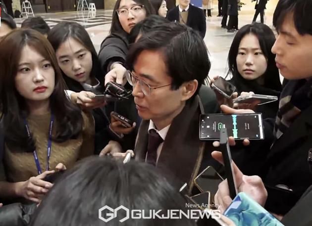 ▲10일 조경태 국민의힘 의원은 의원총회 내용과 관련한 질문에 답변하고 있다./사진=이용우 기자