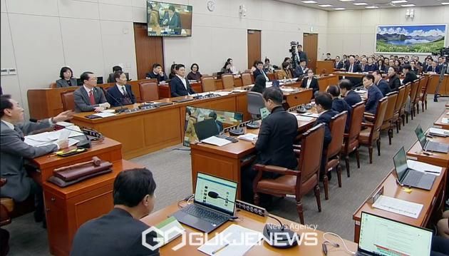 ▲김석기 국회 외교통일위원장은 16일 오후 외교부와 통일부 현안보고 전체회의에서 이재정 더불어민주당 의원에게 퇴장을 명하고 있다./사진=원명국 기자​​​​​​​