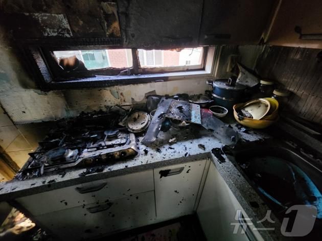 30일 오후 4시 24분쯤 부산 기장군 기장읍 한 빌라 3층에서 불이 났다.(부산소방재난본부 제공)