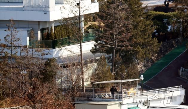 27일 서울 한남동 윤석열 대통령 관저에서 경호원들이 경비를 서고 있다. 이날 윤석열 대통령의 탄핵심판 사건 첫 재판이 열린다. 헌법재판소는 오후 2시 헌재 소심판정에서 첫 번째 변론준비기일을 연다. 수명재판관인 정형식·이미선 재판관이 기일을 진행할 방침이다.본격적인 변론에 앞서 사건의 쟁점과 증거 등을 종합·정리하고 향후 심리 계획을 세우는 절차다. 2024.12.27/뉴스1 ⓒ News1 김명섭 기자