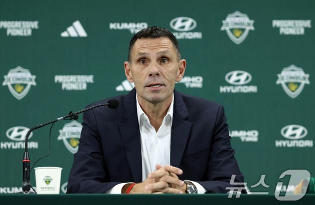 거스 포옛 전북 현대 신임 감독이 30일 전주월드컵경기장에서 열린 취임 기자회견에 참석해 소감을 밝히고 있다. (전북 현대 제공) 2024.12.30/뉴스1 ⓒ News1 김진환 기자