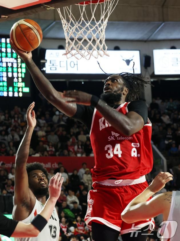 1일 서울 잠실학생체육관에서에서 열린 '2024-2025 KCC 프로농구' 정규리그 서울SK와 수원KT의 경기에서 SK 자밀 워니가 골밑슛을 하고 있다. 2024.12.1/뉴스1 ⓒ News1 김명섭 기자