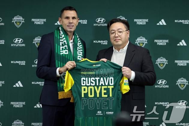 거스 포옛 전북 현대 신임 감독이 30일 전주월드컵경기장에서 열린 취임 기자회견에 참석해 이도현 단장과 기념촬영을 하고 있다. (전북 현대 제공) 2024.12.30/뉴스1 ⓒ News1 김진환 기자