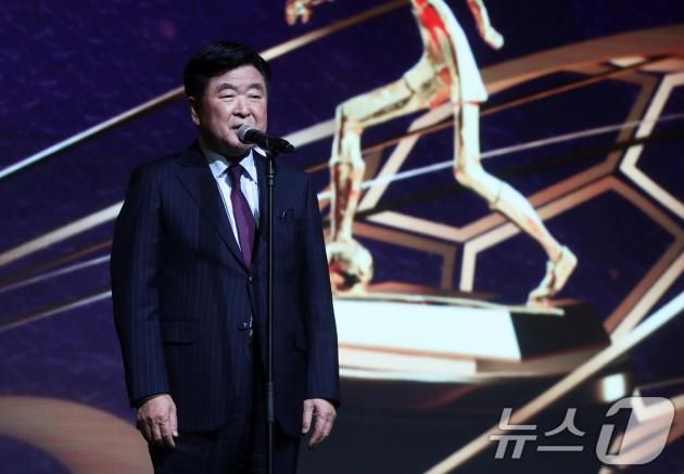 권오갑 한국프로축구연맹 총재가 29일 오후 서울 서대문구 스위스그랜드호텔에서 열린 프로축구 '하나은행 K리그 2024 대상 시상식'에서 환영사를 하고 있다. 2024.11.29/뉴스1 ⓒ News1 오대일 기자