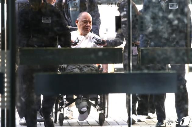 이규식 서울장애인차별철폐연대(서장연) 공동대표가 지난 4월 22일 오후 특수재물손괴 혐의로 구속 전 픠의자 심문(영장실질심사)을 받기 위해 서울 서초구 서울중앙지방법원에 출석하고 있다. /뉴스1 ⓒ News1 이광호 기자