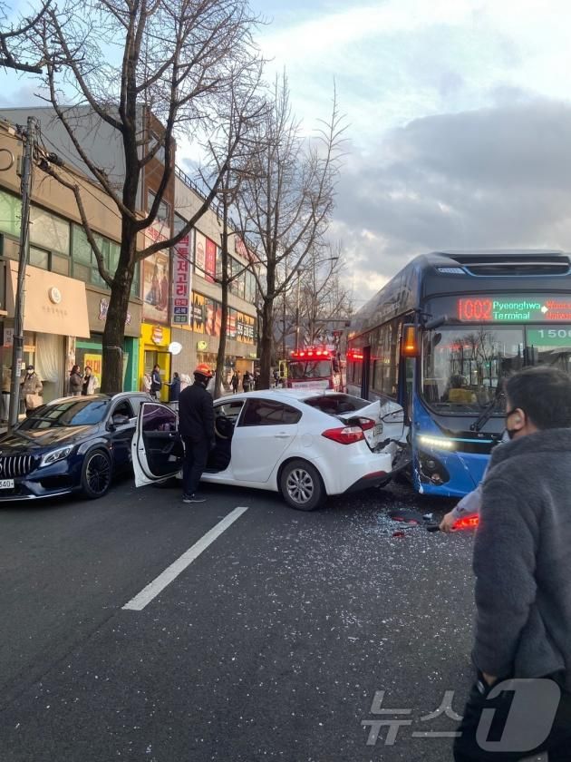 30일 오후 4시 50분께 전북자치도 전주시 완산구 전동 한 도로에서 K3, 벤츠, 시내버스 등 차량 3대가 추돌했다.(전북소방 제공) 2024.12.30/뉴스1