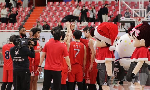 19일 오후 울산 동천체육관에서 열린 '2024-2025 KCC 프로농구' 정규리그 울산현대모비스와 서울 삼성의 경기에서 울산이 서울을 상대로 81대 79 승리를 거둔 뒤 기뻐하고 있다.2024.12.19/뉴스1 ⓒ News1 김지혜 기자