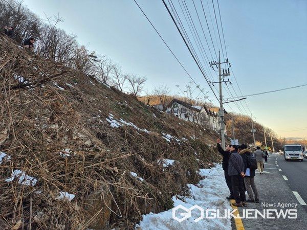 ▲.4일 산업통상자원부 광업조정위원회가 수지구 죽전동 채석장 대상지 현장을 방문했다. 용인시는 이 자리에서 죽전동 주민들의 반대 의견을 전달했다.(사진=용인시)