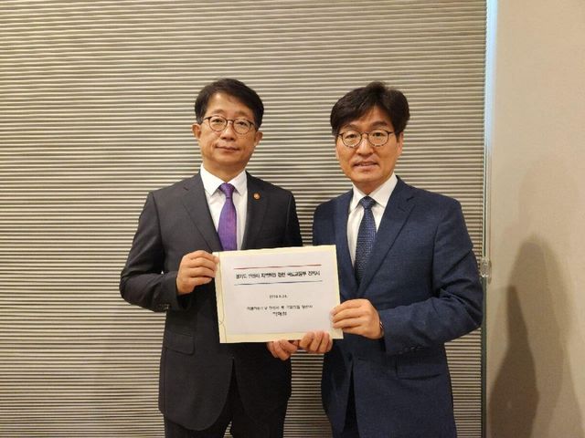 더불어민주당 안산시병 박해철 국회의원 당선자가 지난 5월 24일 박상우 국토교통부 장관을 만나, 안산시 주요 지역현안에 대한 국토교통부 협조를 당부하는 건의서를 전달했다.