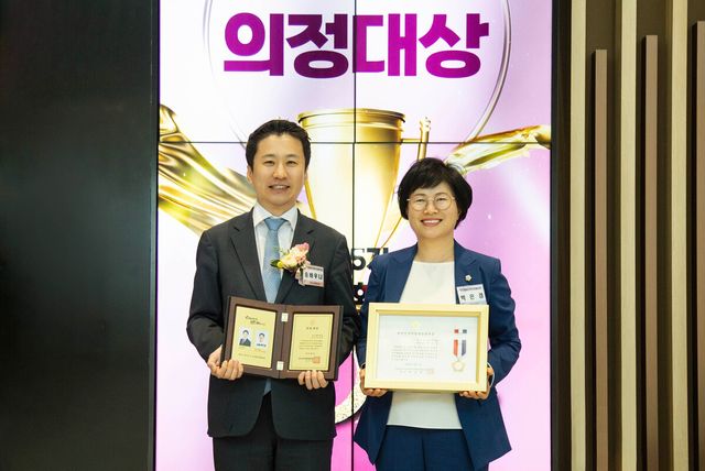 안산시의회 송바우나 의장(사진 왼쪽)과 박은경 의회운영위원장이 지난 7일 ‘2024 의정대상 시상식’에서 각각 의정대상과 대한민국지방의정봉사상을 수상했다.